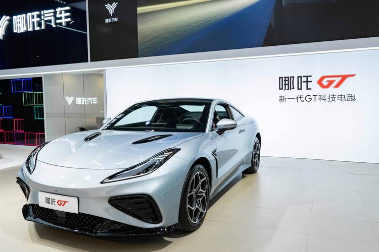 成都329哪吒汽车在智能汽车领域的表现，领途汽车在新能源汽车市场中的影响力